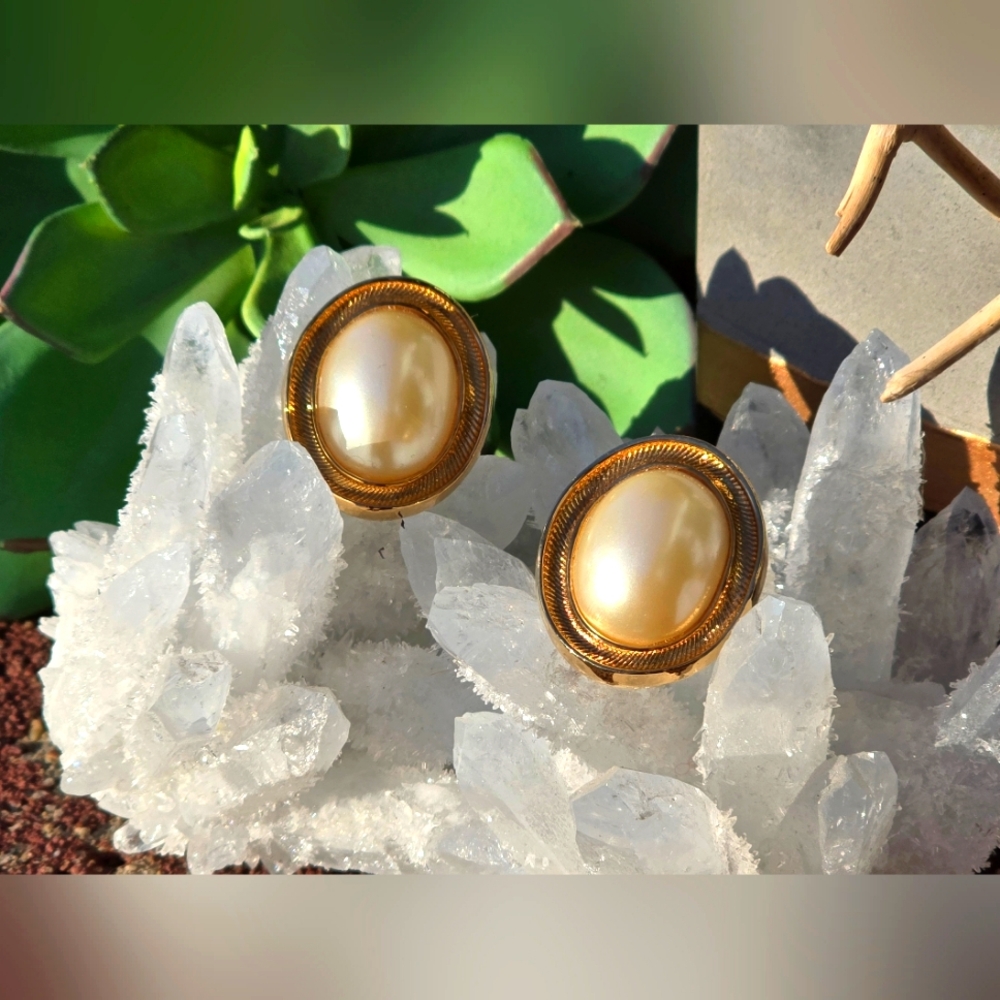 AVON VTG 80'S COUTURE LARGE OVAL FAUX PEARL MODERN STYLE GOLDEN CLIP-ON EARRINGS